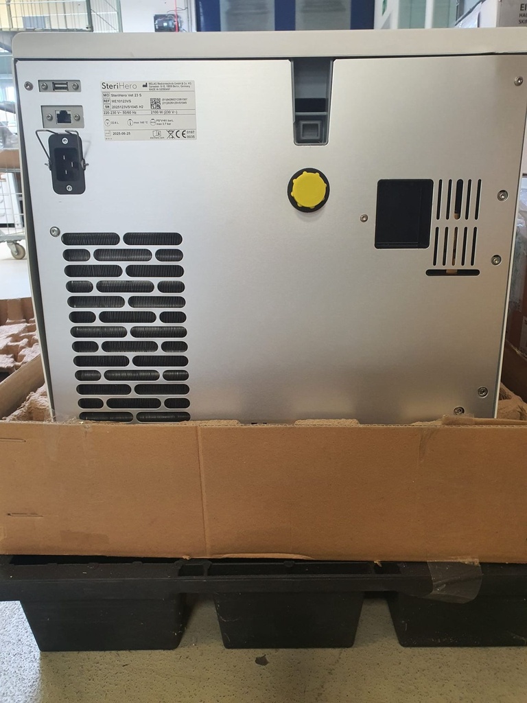 MELAG SteriHero Vet 23 S, S-Klasse Autoklav inkl. Halterung A Plus und drei Tabletts (42 x 19 cm), SN: 2025123VS1045, Eine Ecke ist eingedrückt.