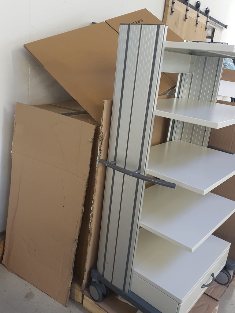 Endoskopie-/ Gerätewagen, H = 139,5 cm, B = 60 cm, 4 Rollen, 4 Ablageböden, 1 Schubfach, 2 Energiesäulen, Standardfarbe: weiss/ grau - Eine der beiden oberen Schutzabdeckungen hat eine gebrochene Klammer.