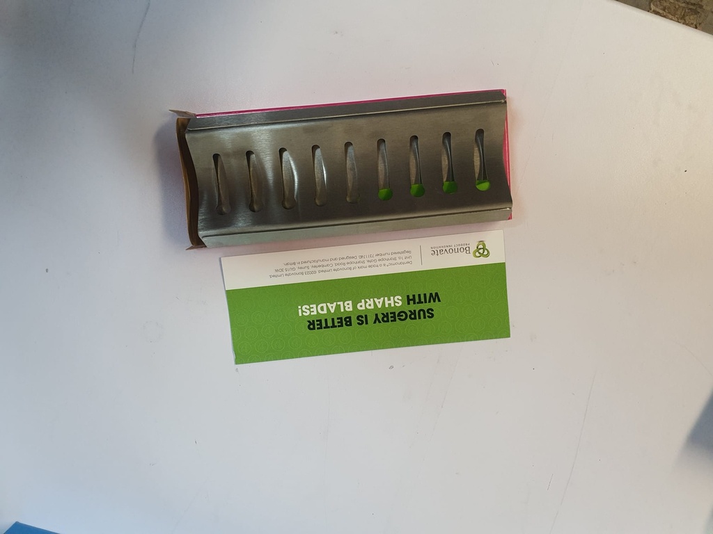 DENTANOMIC Set – Gold, bestehend aus 5 Standard Handgriffen (lila, orange, grün, blau und rosa) + Elevator- und Luxator-Klingen Set (9 Stück) + Aufbewahrungsrack + Schleifset + Sterilisationsbehälter - Die Originalverpackung ist leicht beschädigt; zudem weisen drei der Handgriffe Gebrauchsspuren auf.