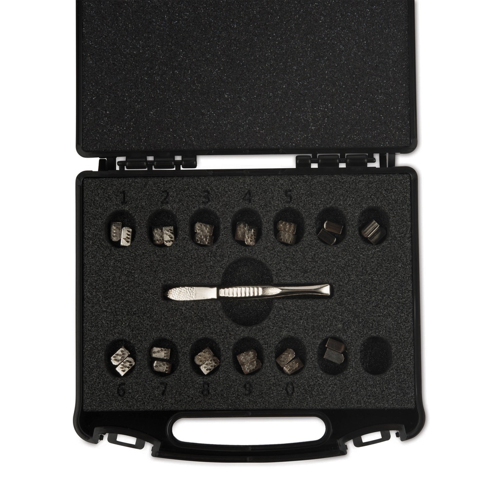 Jeu de caractères (double) dans une malette en bois, avec pincette et 6 plaques vides, 5 mm